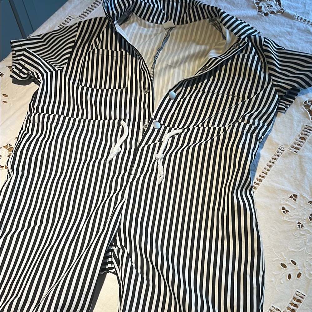 SHEIN Black and White Striped Kids Bodysuit